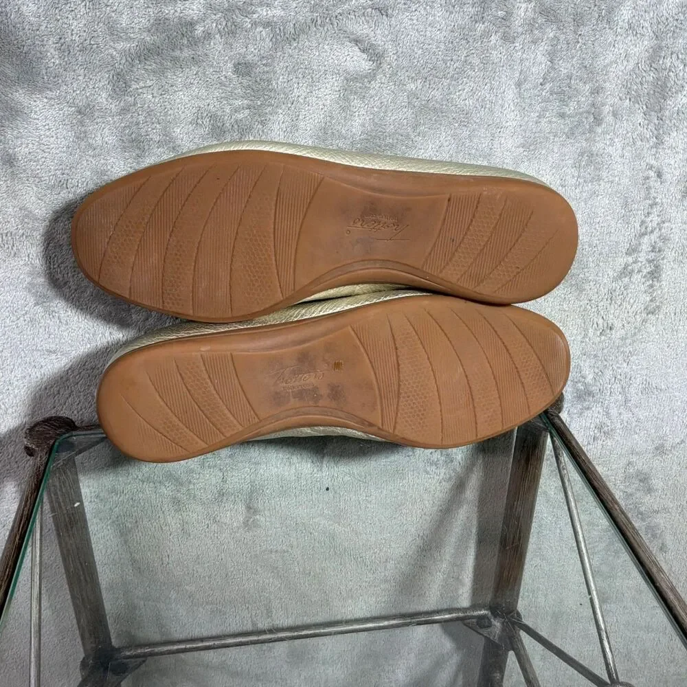Trotters Dellis Comfort shoes women’s size 11 Flat Loafer Bow Metallic gold